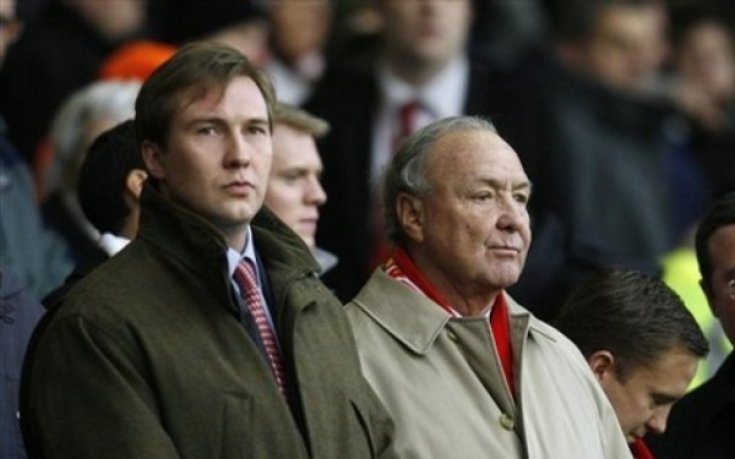 Том Хикс младши подаде оставка