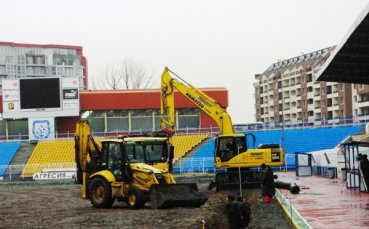 Работата на „Лазур” не спира и в дъжда