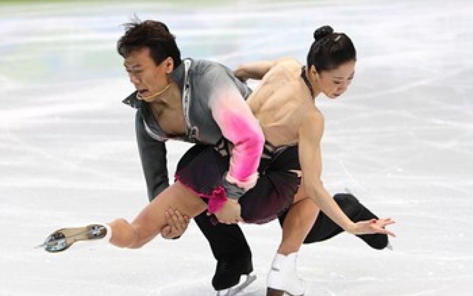 Китайци водят след кратката програма при спортните двойки