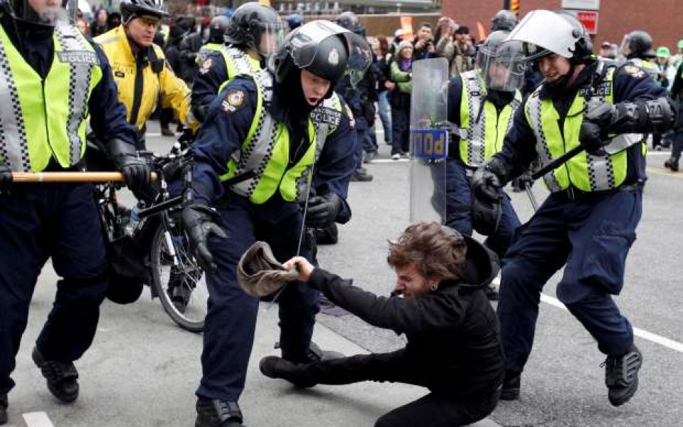 ВИДЕО: Бой между полиция и анархисти във Ванкувър