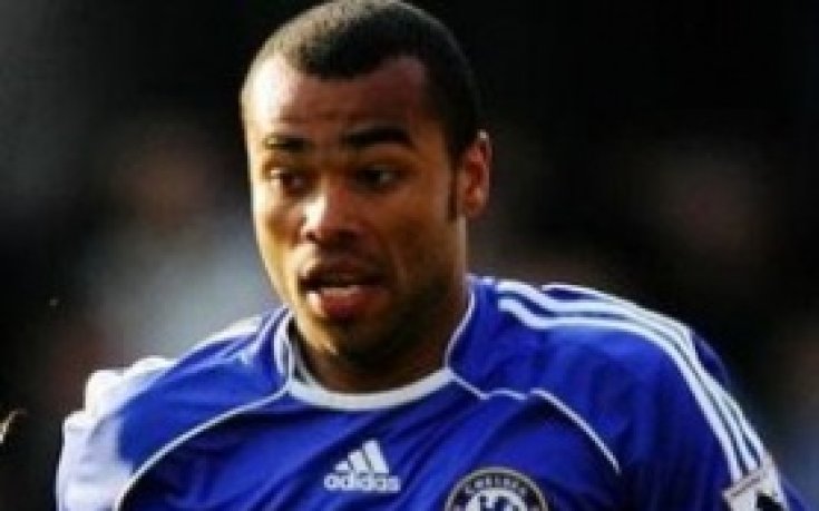 Ашли Коул също си свали халката