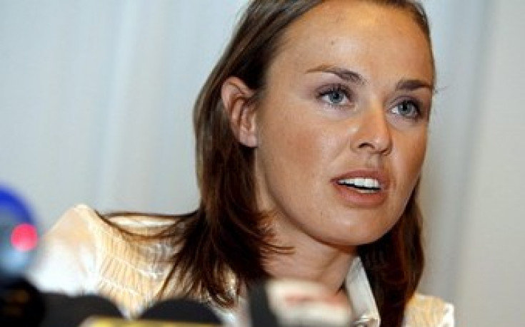 Мартина Хингис излиза от дупката, връща се на корта