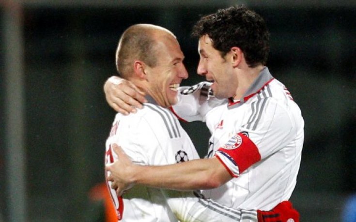 Байерн все още не предлага нов договор на капитана Ван Бомел