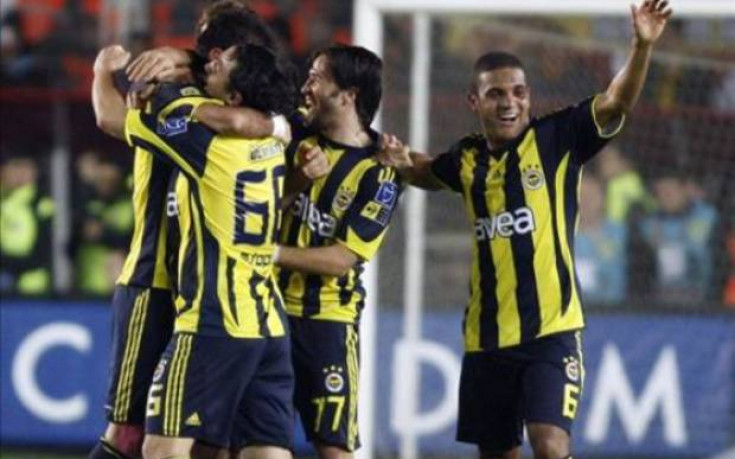 Фенербахче триумфира в дербито на Истанбул