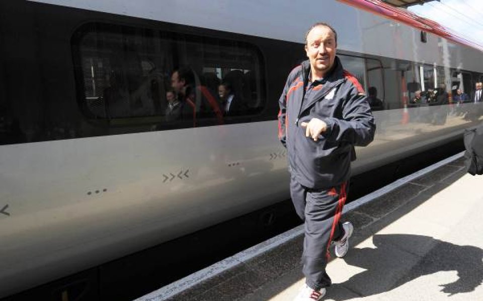 СНИМКИ: Ливърпул потегли за Мадрид… с влак