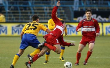 Арка пред отпадане, Сакалиев и Любенов не играят