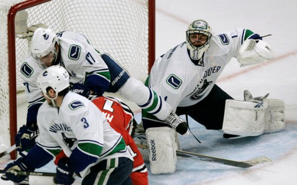 Бостън и Ванкувър поведоха в полуфиналите в НХЛ