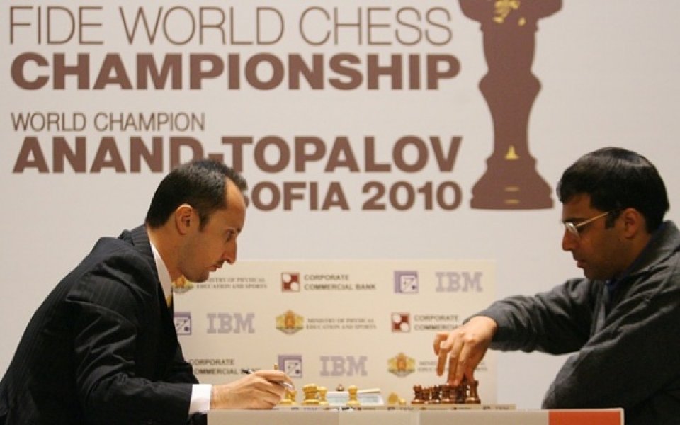 Победа на Топалов върна интригата за световната титла