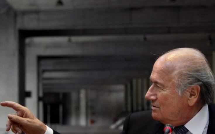 ФИФА продължава  експеримента с петте съдии за още две години