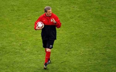 Ливърпул с оферта към Рой Ходжсън, Далглиш също вариант