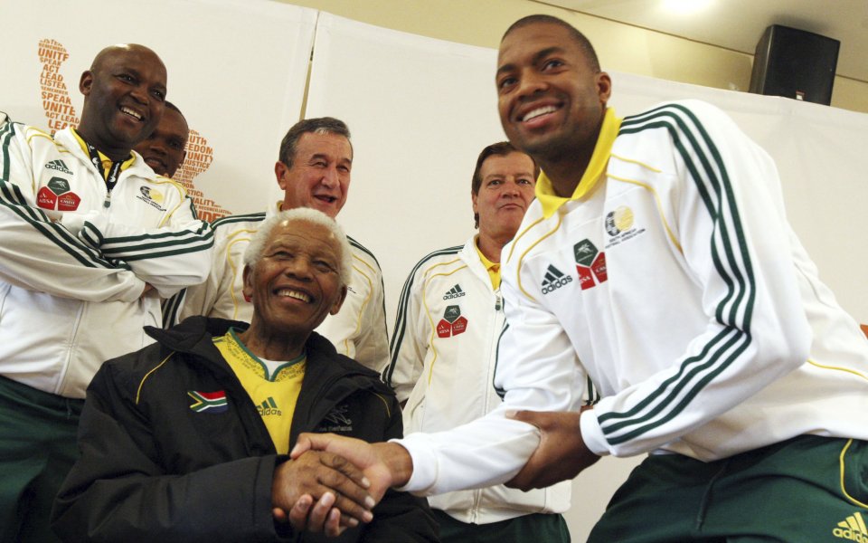 Правнучка на Нелсън Мандела загина при автомобилна катастрофа
