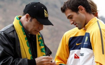 Джон Траволта танцува с малки африканчета