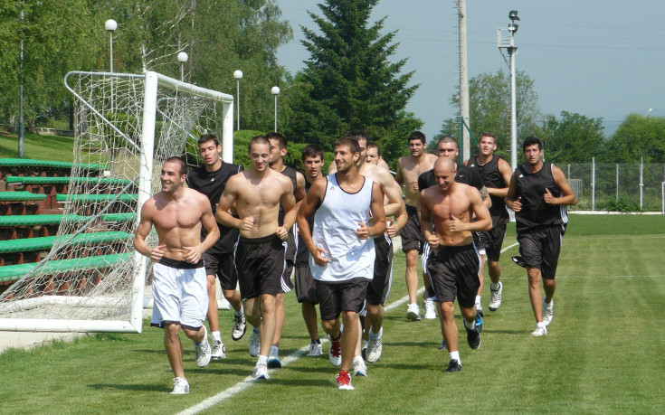 Националите борят жегата голи, чакат Пешич утре пак