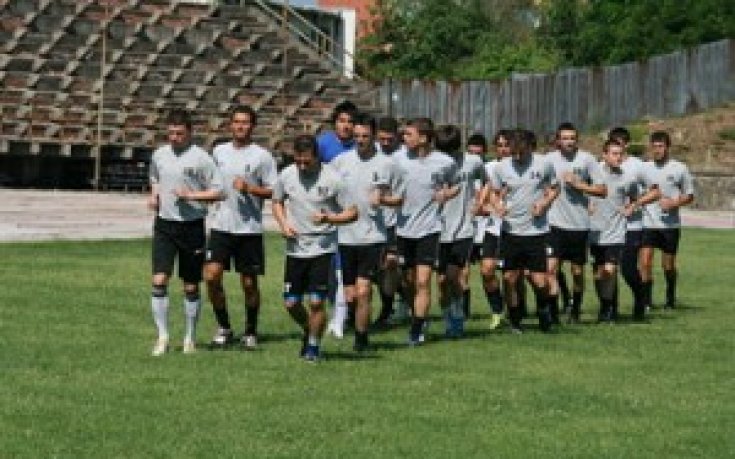 Етър започна подготовка с 19 играчи