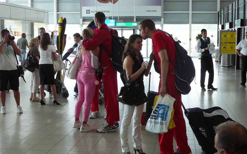 Аплодисменти и гръмотевична буря посрещнаха обръснатите ни волейболисти