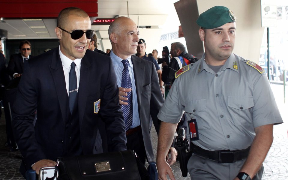 Феновете посрещнаха дружелюбно футболистите на Италия при завръщането им в Рим