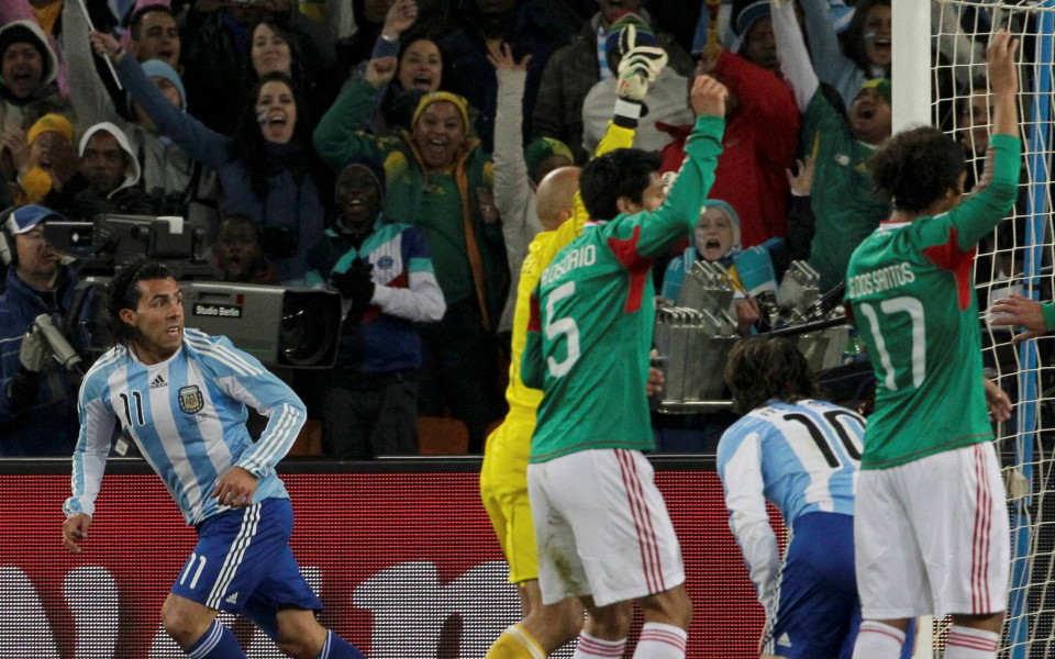 ВИДЕО: Скандалният първи гол на Аржентина срещу Мексико