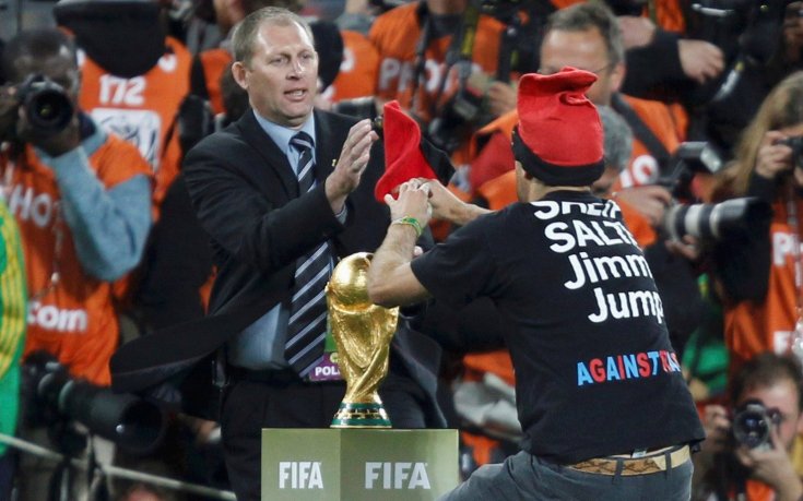 Фен се опита да похити световната купа