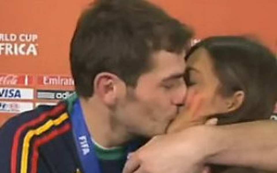 ВИДЕО: Икер не издържа, дари Сара със страстна целувка в национален ефир