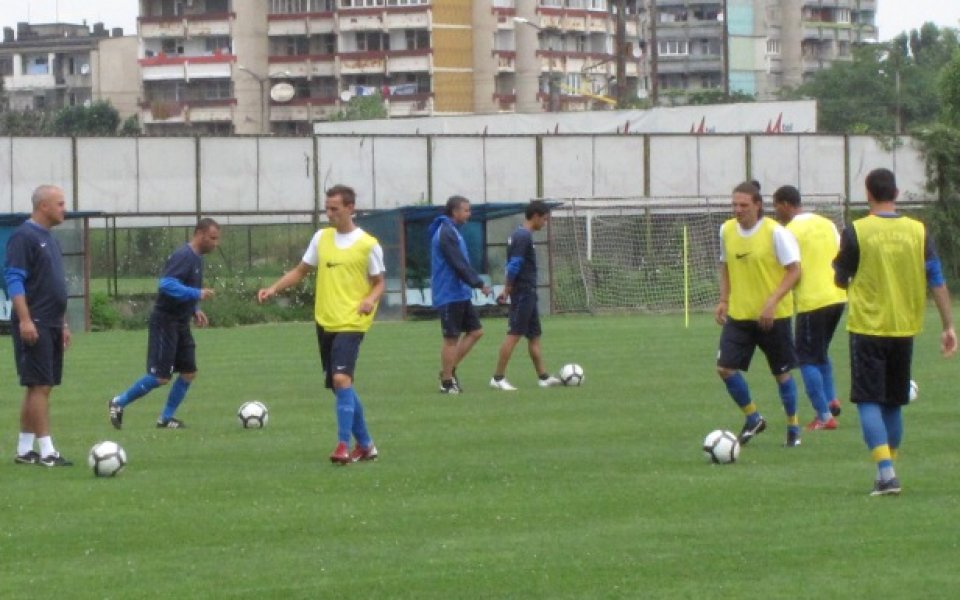Левски тренира на две групи, футболистите минават прегледи