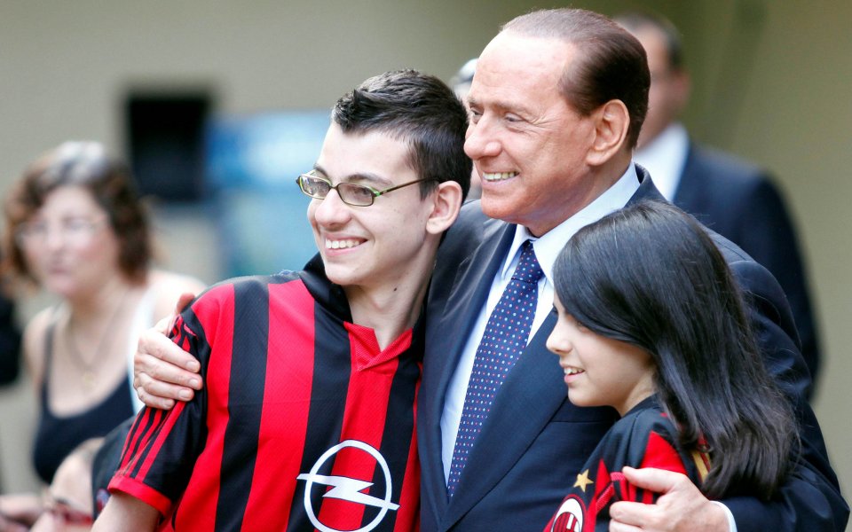 Берлускони: Роналдиньо остава в Милан, той е най-великият футболист в света