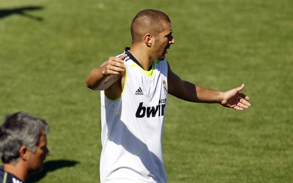 Моуриньо подкрепи Бензема