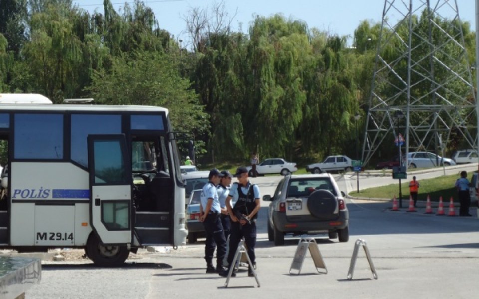 Полицейска обсада за волейболистките ни в Анкара