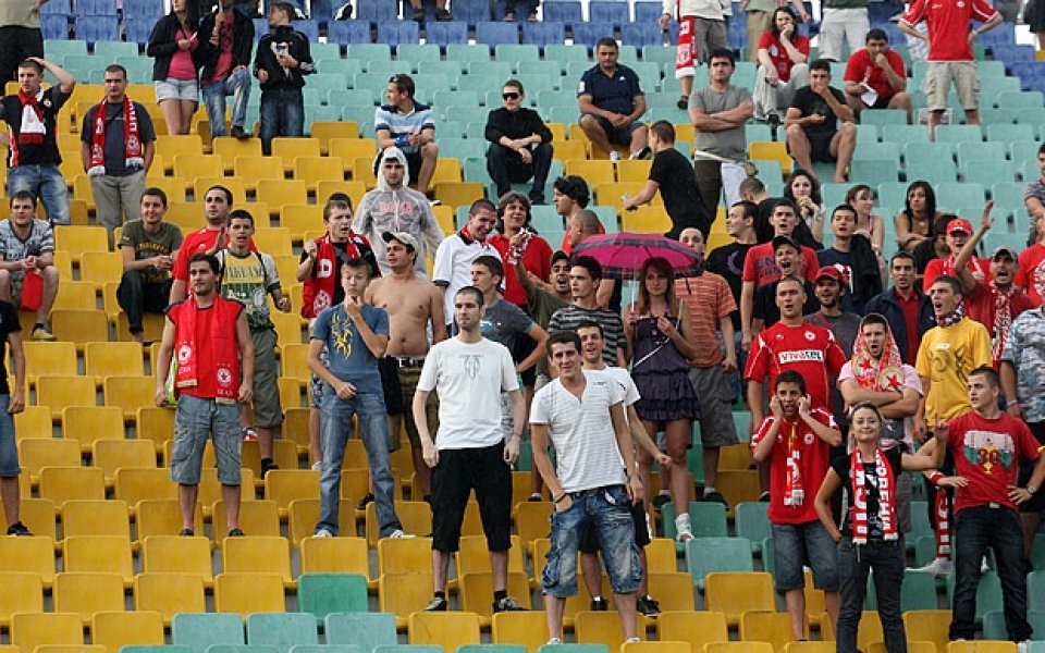 Отговорник за феновете във всеки професионален клуб от сезон 2012/2013