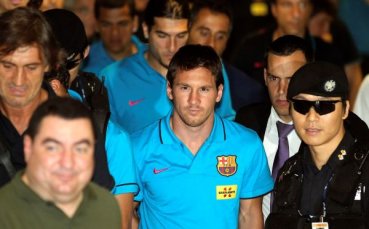 Футболистите на Барса гледаха филм с голове на Стоичков на път за Азия