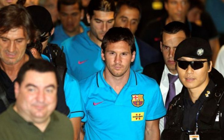 Футболистите на Барса гледаха филм с голове на Стоичков на път за Азия