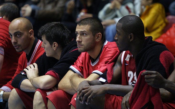 Лукойл-Академик привлече американски гард и македонско крило