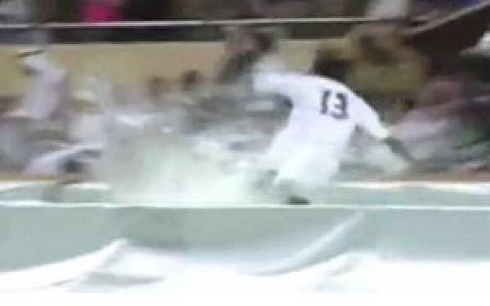 ВИДЕО: Футболист падна в басейн по време на мач
