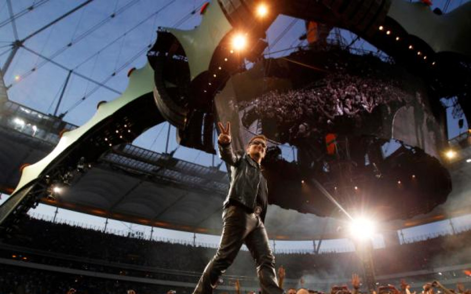ВИДЕО: U2 изпя песен в памет на Роберт Енке