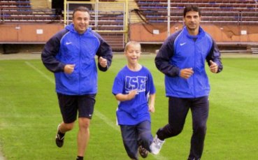 СНИМКИ: Деветгодишен фен на Левски тренира с Ясен и Гонзо на Росунда