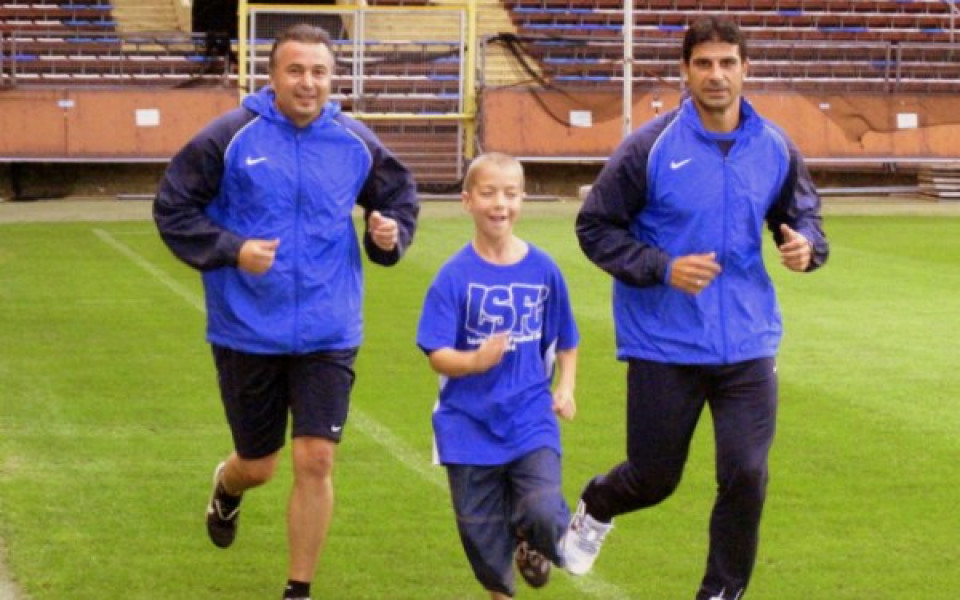 СНИМКИ: Деветгодишен фен на Левски тренира с Ясен и Гонзо на Росунда
