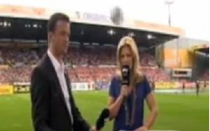 ВИДЕО: Удар с топка в главата направи красива репортерка световноизвестна