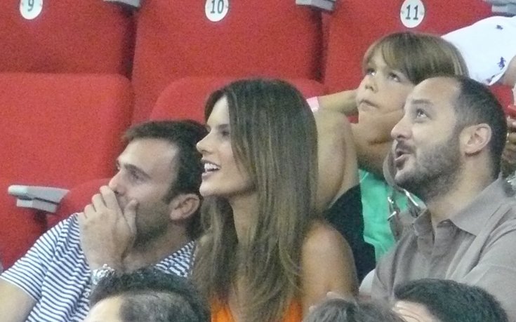 СНИМКИ: Супермодел омагьоса Истанбул, но не стигна за победа на Бразилия