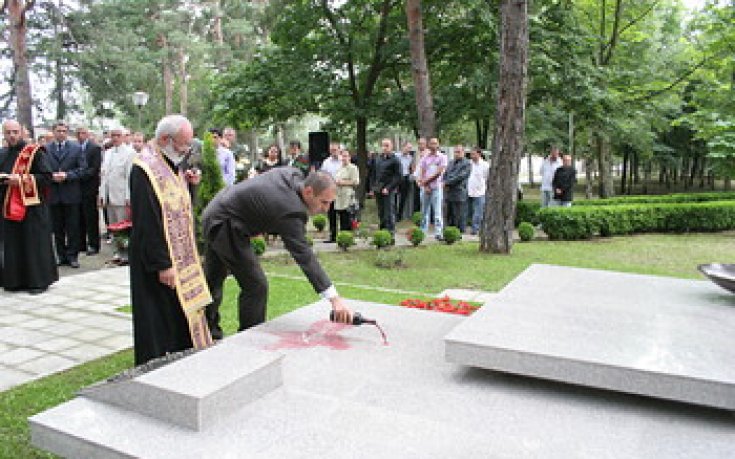 Дядо владика ще носи късмет на българите на Уембли