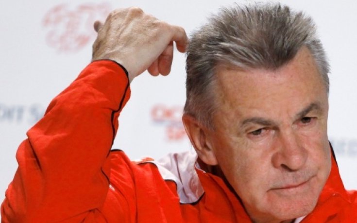 Хитцфелд ядосан заради червения картон в мача срещу Англия