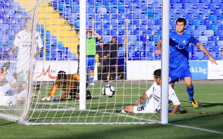 Георги Иванов учи Иса на тънкости в играта с глава