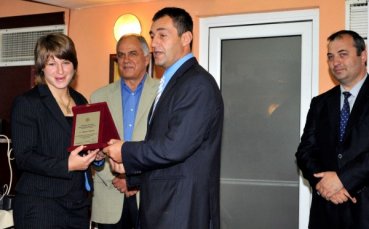 Министър Нейков награди борците и младите волейболисти