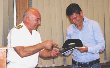 Адмиралска шапка за Балъков от фен клуба в база Атия