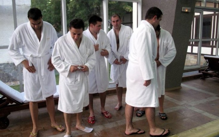 СНИМКИ: ФК Дарик гостува в Девин, загуби на терена, но намери приятели