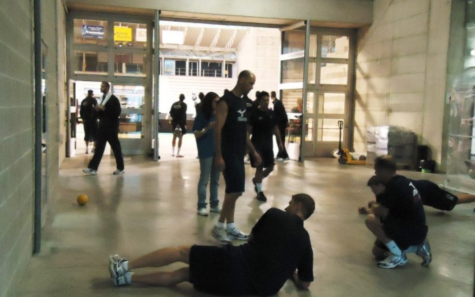 Американците се потят в коридора на бетонен под