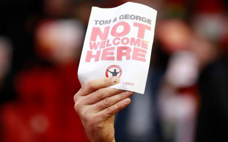 СНИМКИ: Феновете на Ливъпрул показаха червен картон на собствениците