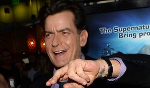 Чичо Чарли отпразнува годежа си с голямо парти