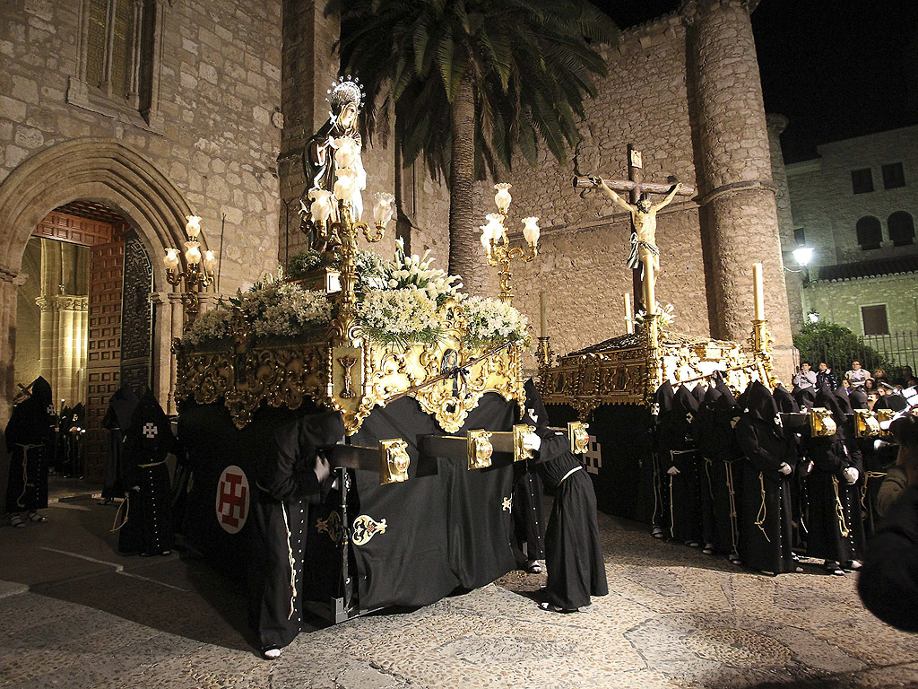 Рано сутрин по време на Шествието на мълчанието, хора носят религиозни образи на Дева Мария и Исус Христос, за да отбележат Велики четвъртък като част от Страстната седмица, в Суидад Реал, централна Испания