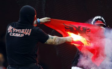 ВИДЕО: Вандалски прояви прекратиха мача Италия - Сърбия