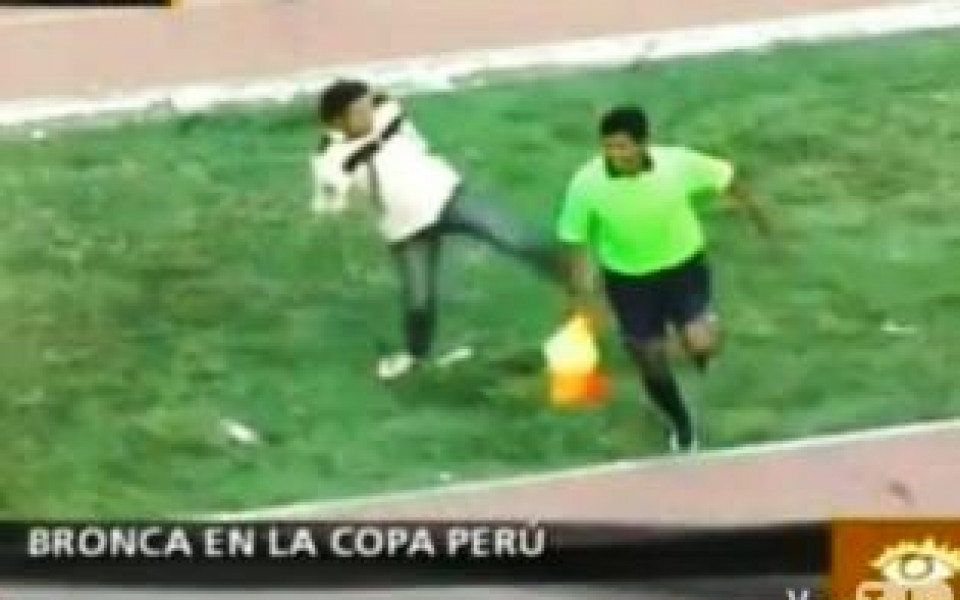 ВИДЕО: Реферите в Перу трудно спасяват кожата