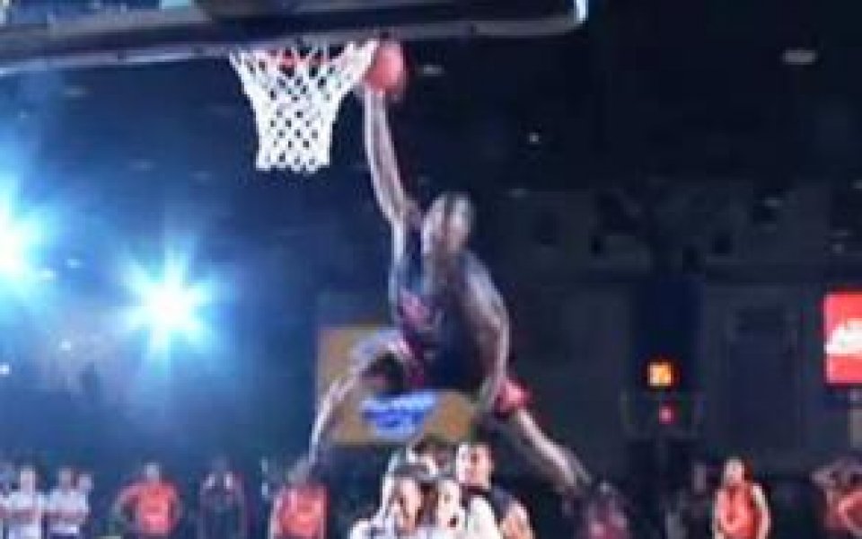 ВИДЕО: 190-сантиметров тийнейджър заби през седем човека